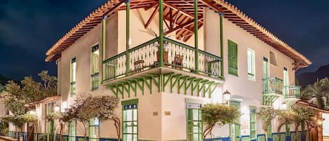 Voorkant accommodatie - avond/nacht