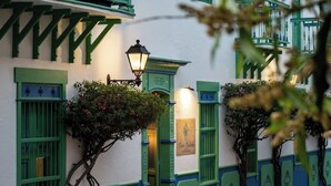 Un edificio con contraventanas verdes y un letrero que dice "Casa Castello".