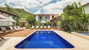 Utomhuspool och solstolar