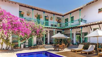 Piscine extérieure, chaises longues