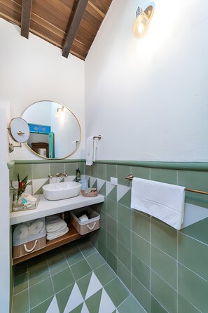 Camera familiare | Bagno | Doccia, soffione a pioggia, set di cortesia gratuito, asciugacapelli