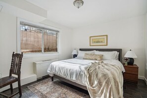 2 Schlafzimmer, Schreibtisch, Bügeleisen/Bügelbrett, Reisekinderbett