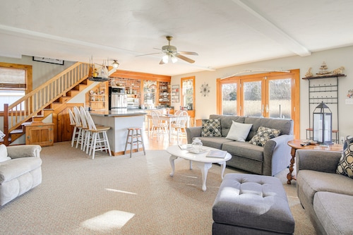 Riverfront Kingston Cottage w/ Deck, 2 Mi to Beach