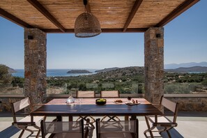 Outdoor dining - Ninemia Villa II in Crete (Agios Nikolaos)