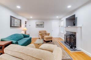 TV, fireplace, books - Welcome To Tigertown! 4 Bd House (Towson)