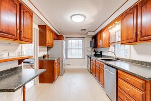 Fridge, microwave, oven, stovetop - Welcome To Tigertown! 4 Bd House (Towson)