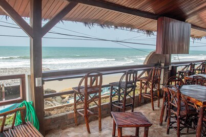Oceanfront Hostel - Balcony with amazing ocean sunset views, pool and Steam Room