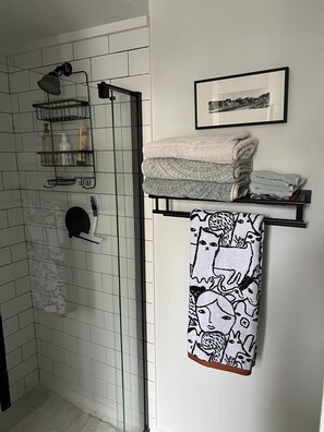 Doccia, asciugacapelli, bidet, asciugamani