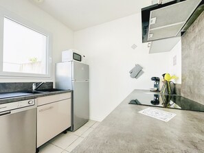 Geladeira, micro-ondas, fogão, cooktop