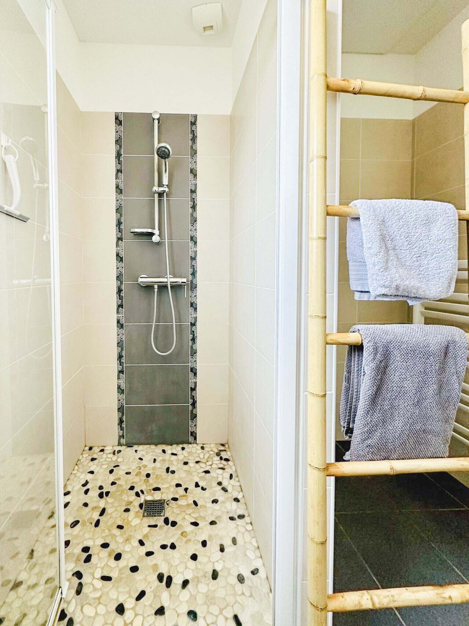 Douche, sèche-cheveux, serviettes fournies