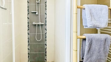 Een douche, een haardroger, handdoeken