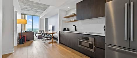 Kondo Mewah, 1 Tempat Tidur King dengan tempat tidur Sofa, balkon, pemandangan kota | Dapur pribadi | Lemari es besar, microwave, oven, dan kompor
