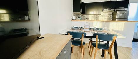 Jääkaappi, mikroaaltouuni, uuni, astianpesukone