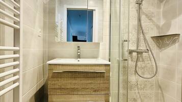 Douche, sèche-cheveux, serviettes fournies