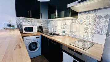 Een koelkast, een microgolfoven, een oven, een vaatwasser