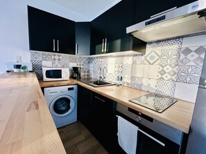 Jääkaappi, mikroaaltouuni, uuni, astianpesukone