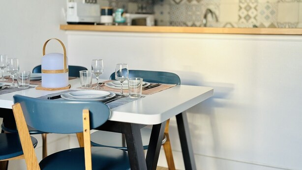 Una cocina moderna con comedor listo para disfrutar de una comida.