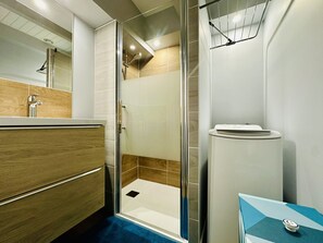 Shower, hair dryer, towels - Holiday home in a quiet location near Tanchet beach (Les Sables-d´Olonne)