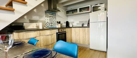 Réfrigérateur, micro-ondes, four, bouilloire électrique