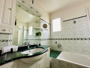 Regadera y secadora de cabello 