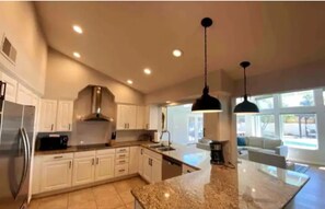 冷蔵庫、食器洗い機、コーヒー / ティーメーカー