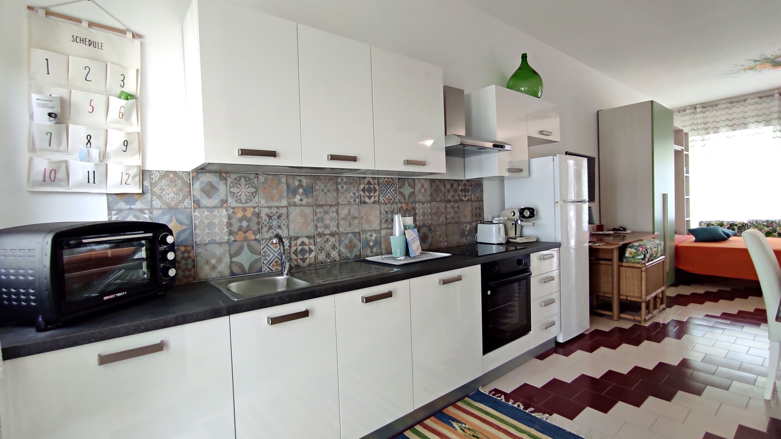 Frigorifero, forno, piano cottura, lavastoviglie