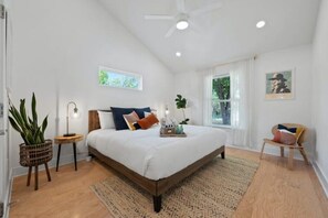 2 bedrooms, travel crib, free WiFi, bed sheets - COZY PATIO + MODERN COTTAGE + CONVENIENT LOCATION (Austin)