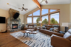 TV, fireplace - Largest Custer Lodge-Sleeps 22 (Custer)
