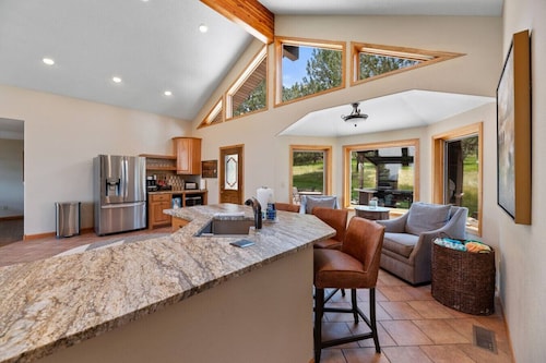 Largest Custer Lodge-Sleeps 22