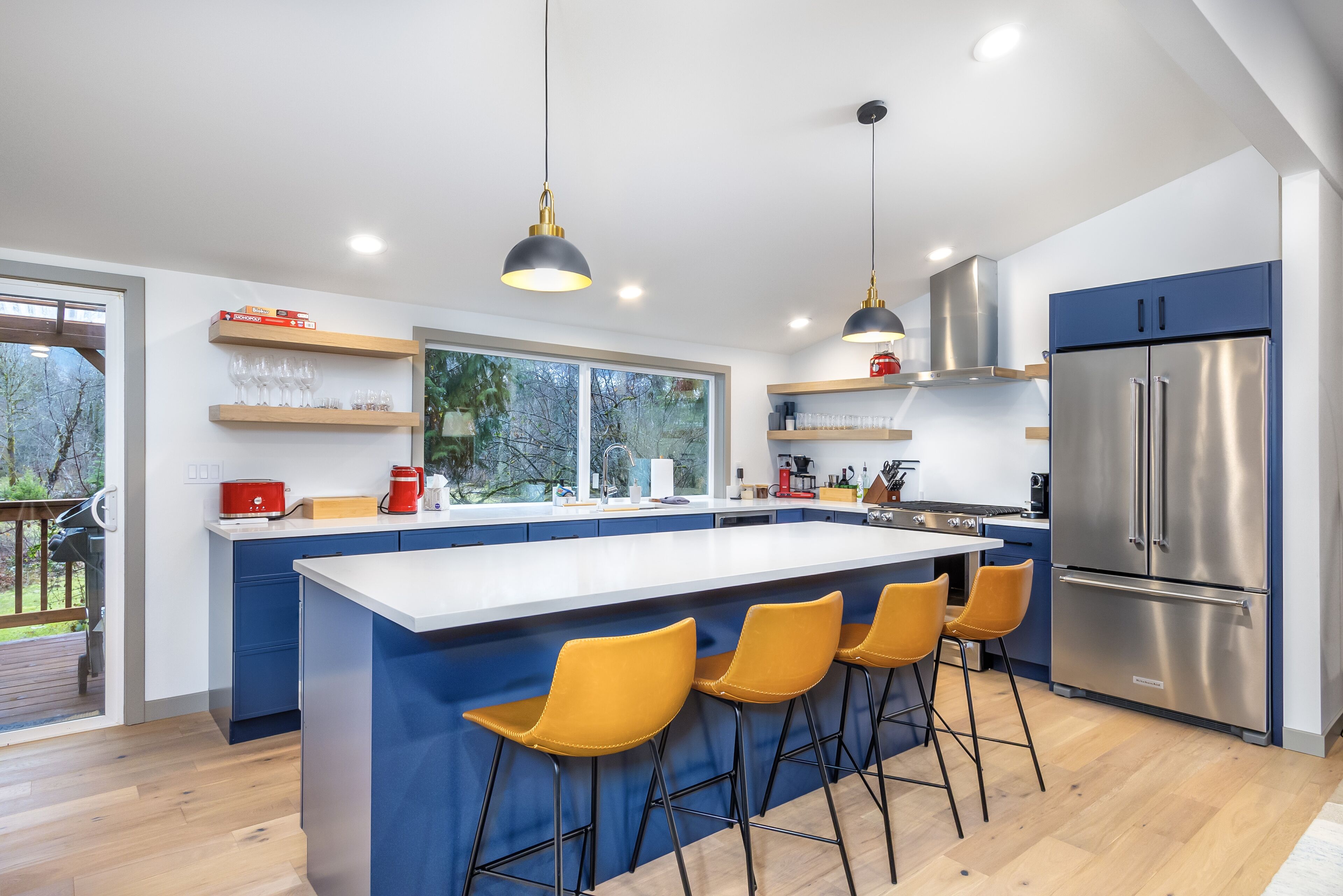 Réfrigérateur, four à micro-ondes, un four, surface de cuisson