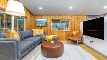 Een smart-tv, boeken en een stereo