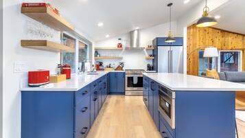 Een koelkast, een magnetron, een oven, een kookplaat