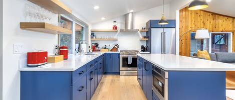 Réfrigérateur, four à micro-ondes, un four, surface de cuisson