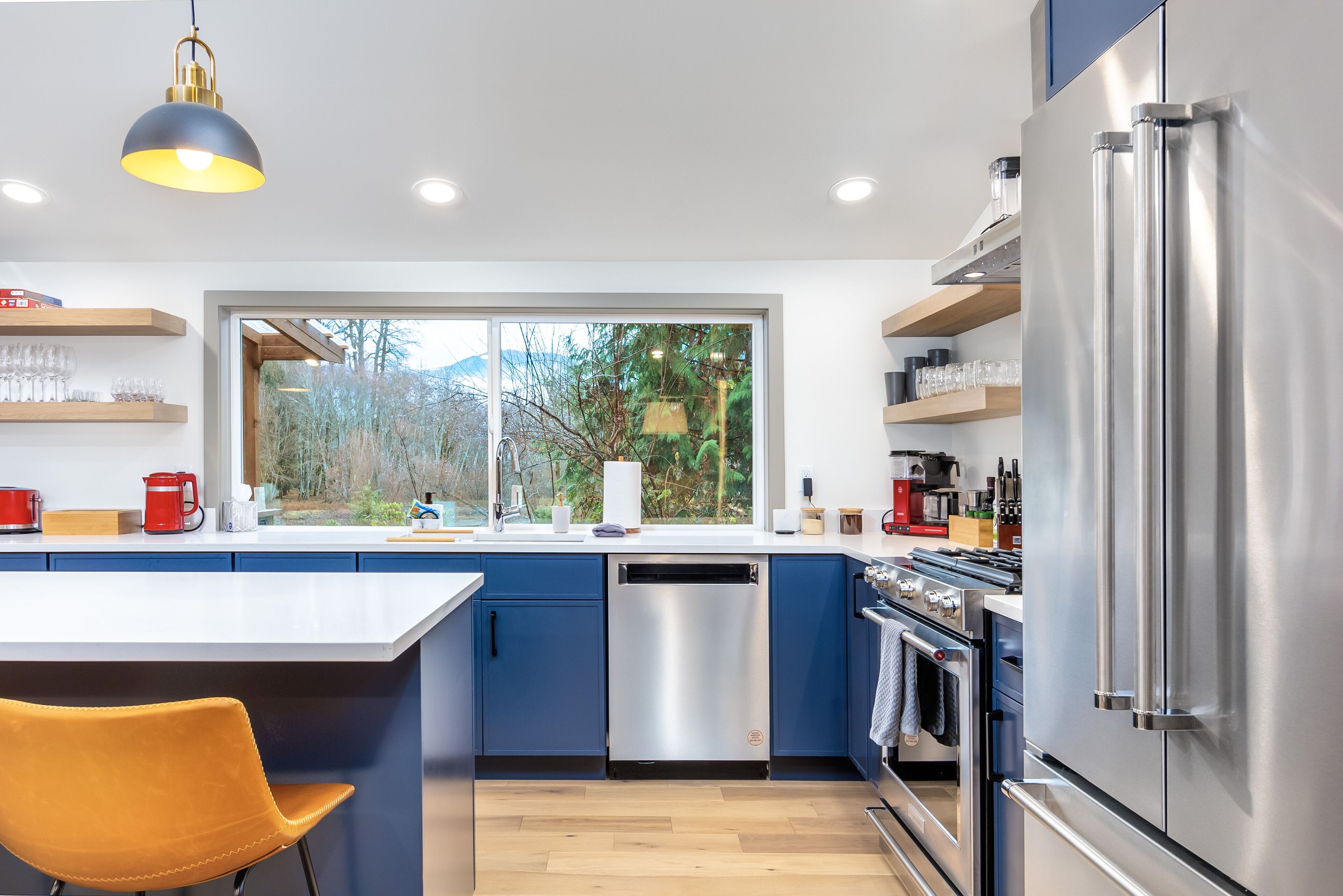 Jääkaappi, mikroaaltouuni, uuni, liesi