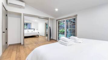 2 slaapkamers, een strijkplank/strijkijzer, reisbedje, gratis wifi