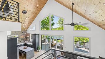 Smart-tv, eldstad och kontor