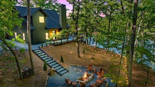 Modern Lakefront Cabin: Hot Tub, Kayaks & Bonus Mini Cabin!