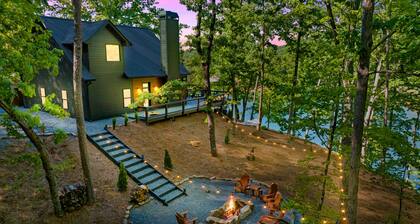 Modern Lakefront Cabin: Hot Tub, Kayaks & Bonus Mini Cabin!