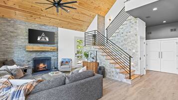 Una Smart TV, una chimenea, una oficina