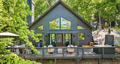 Modern Lakefront Cabin: Hot Tub, Kayaks & Bonus Mini Cabin!