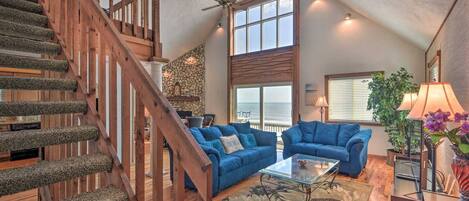 Smart-tv, een open haard, een dvd-speler en tafelvoetbal