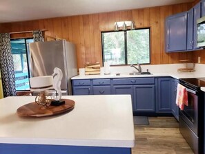 Een koelkast, een magnetron, een oven, een kookplaat