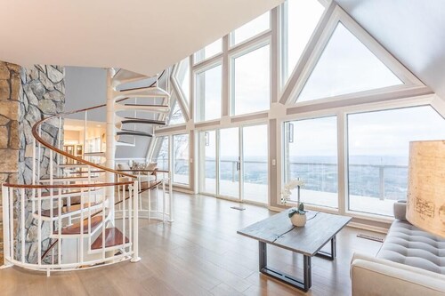 Luxury retreat with panoramic views at Mount Sinai Manor!