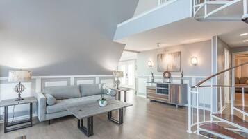 Smart TV, fireplace