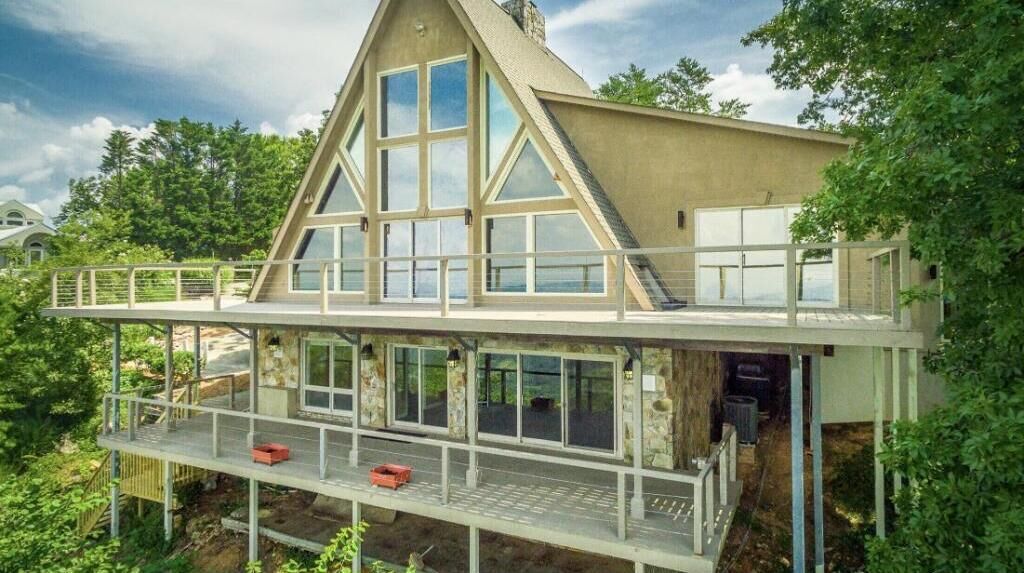 Luxury retreat with panoramic views at Mount Sinai Manor!