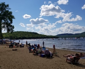 Beach - 3 Bedroom Chalet in Fossambault-sur-le-Lac (Fossambault-sur-le-Lac)