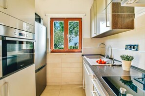 Kühlschrank, Mikrowelle, Ofen, Herdplatte