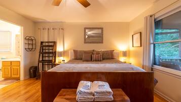 3 bedrooms, desk, iron/ironing board, free WiFi