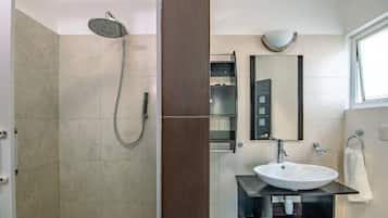 Douche, sèche-cheveux, serviettes fournies, savon
