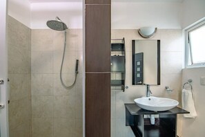 Douche, sèche-cheveux, serviettes fournies, savon